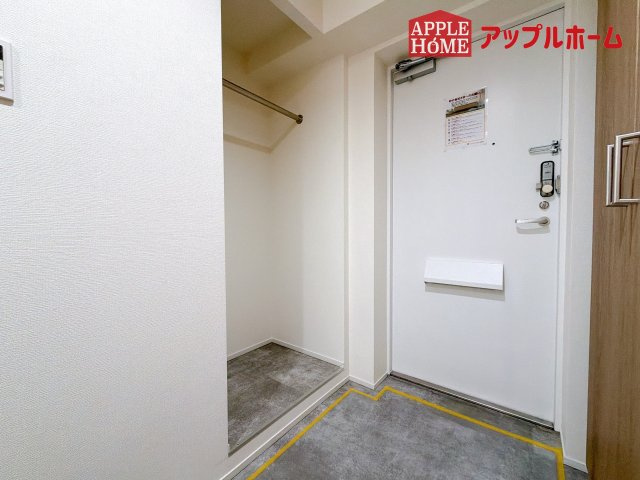 [中古マンション] グリーンパーク大宮の玄関|明るく清潔感のある玄関でお客様を迎えるスペースをパッと明るい印象に！大容量の収納力で大家族の履物もすっきり収納できます♪