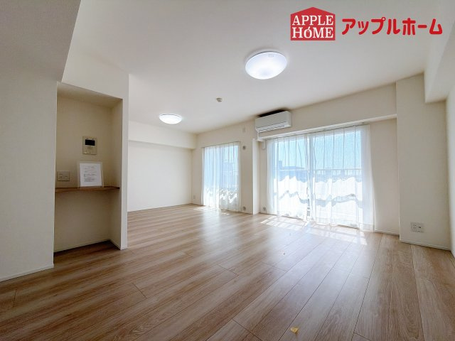 [中古マンション] グリーンパーク大宮の居間・リビング|窓から差し込む光で家族を温かく包み込みます。