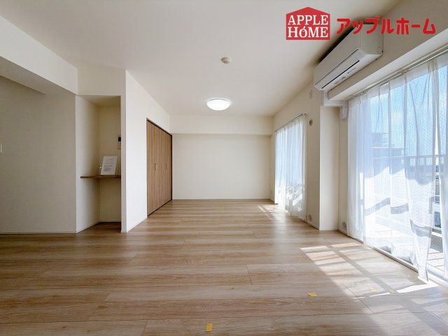 [中古マンション] グリーンパーク大宮の居間・リビング|大きな窓のあるリビングは、陽光あふれる明るい空間です。