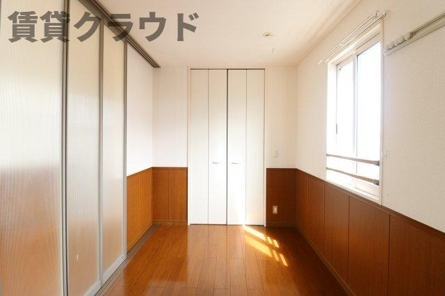サンシャトーⅡの寝室|開放的な寝室です