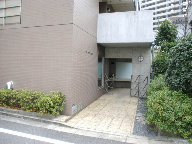 シティフォレストのエントランス|外壁一部コンクリート打ちっ放しのエントランス