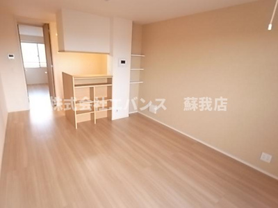 【居間・リビング】 | メゾンドボヌール | こちらの居間で趣味の時間をお楽しみください