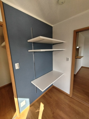 ★可動式の棚付き、ワークスペースとしての利用も可★