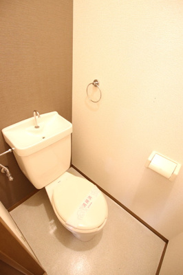 トイレは上部に棚付きです