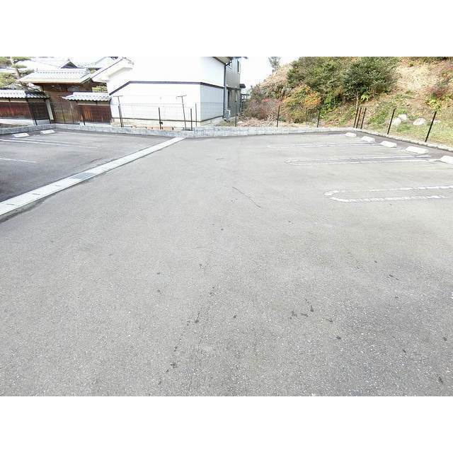 関市倉知のアパートの駐車場