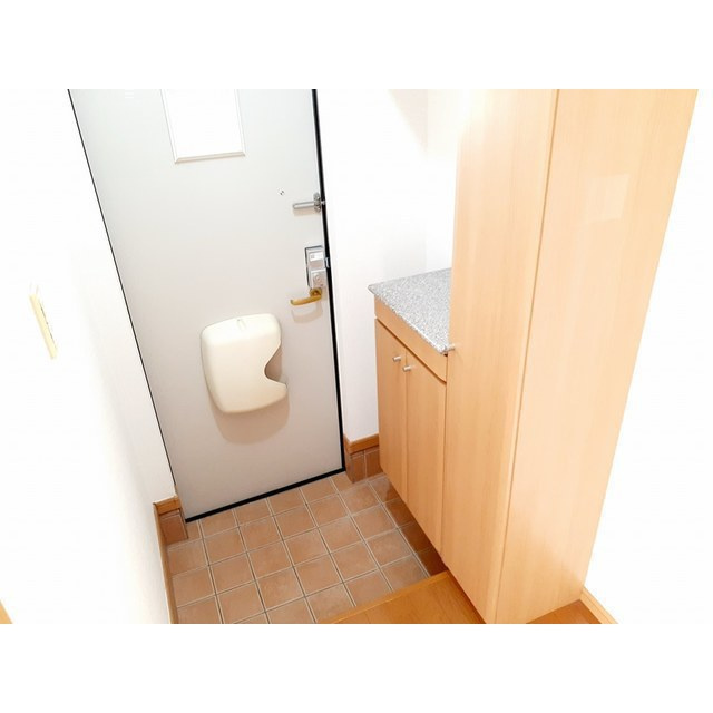 関市倉知のアパートの玄関