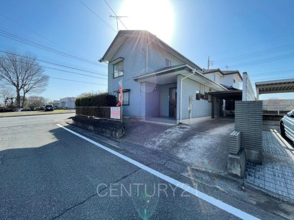 前橋市鶴が谷町中古住宅の前面道路含む現地写真|角地です。