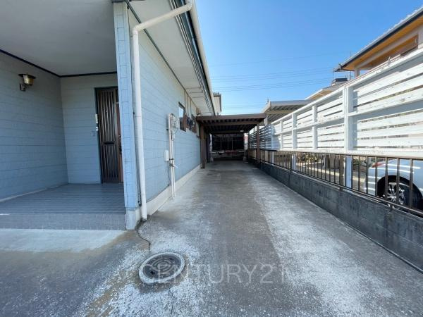 前橋市鶴が谷町中古住宅の駐車場