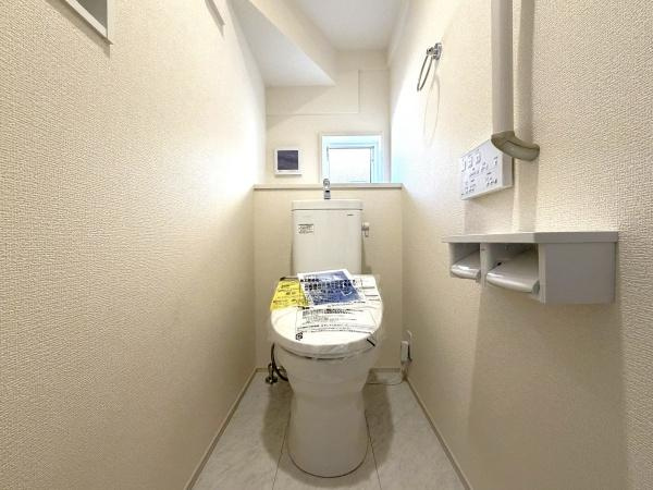 横浜市泉区中田西３丁目の新築一戸建のトイレ|スッキリとしたデザインのトイレ