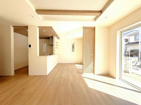 横浜市泉区中田西３丁目の新築一戸建の居間・リビング|明るいLDK！！
陽当たり良好です。