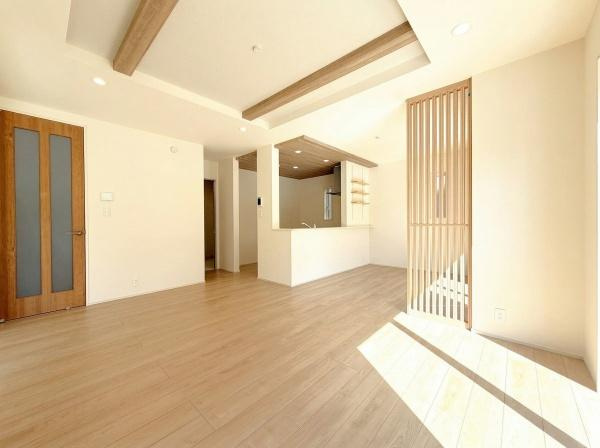 横浜市泉区中田西３丁目の新築一戸建の居間・リビング|自慢したくなるリビング！
形も良く家具の配置にも困りません。