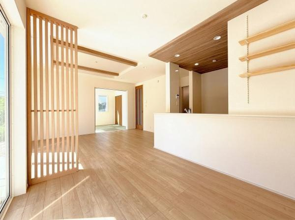 横浜市泉区中田西３丁目の新築一戸建の居間・リビング|窓からは明るい光が差し込みます！
電気をつけなくても明るいです。