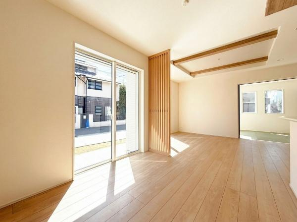 横浜市泉区中田西３丁目の新築一戸建の居間・リビング|折上天井を採用していて開放感があり電気をつけなくても明るいです♪
