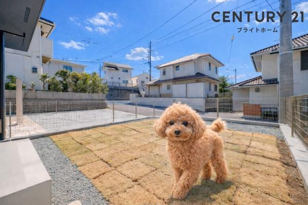 横浜市港南区日野中央２丁目の新築一戸建の庭|荷物を置くのもよし！お好きなお花を置いてみるのもよし！
色々な用途で使えるスペースです。
※ペットはCGです