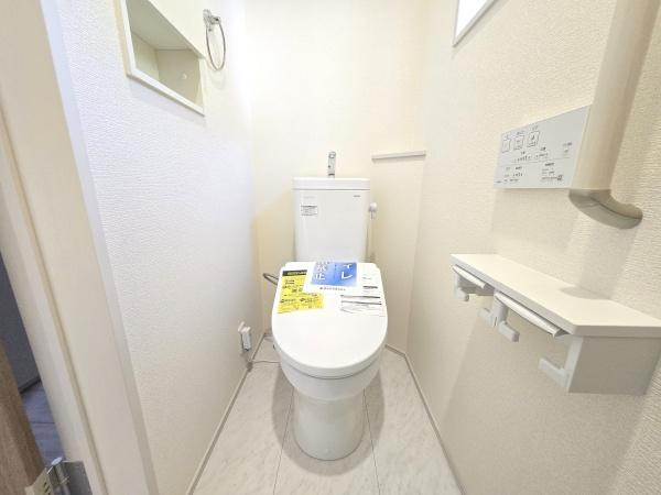 横浜市港南区日野中央２丁目の新築一戸建のトイレ|清潔感のある内装のすっきりとしたデザインのトイレです。
水周りが綺麗だと安心ですね。
