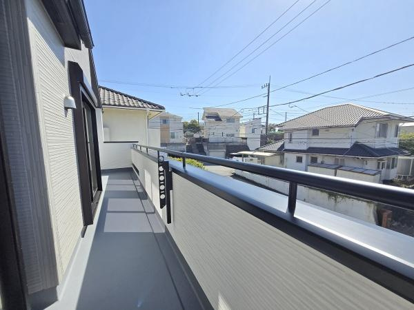 横浜市港南区日野中央２丁目の新築一戸建のバルコニー|陽当り良好のバルコニー！
風通しもよく気持ちいいです