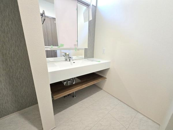 横浜市港南区日野中央２丁目の新築一戸建の独立洗面台|清潔感のある内装、すっきりとしたデザインです。
水周りが綺麗だと安心ですね。