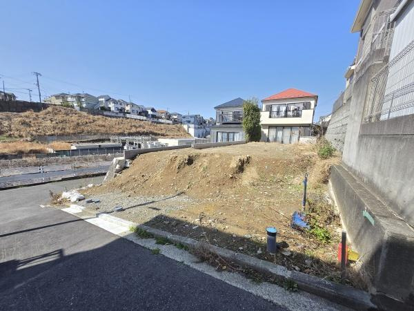 横浜市磯子区森が丘１丁目の新築一戸建の前面道路含む現地写真|車通りが少ない為、小さなお子様にも安心です。
是非一度、現地へ起こしください。