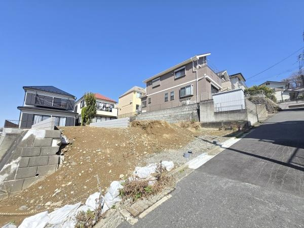 横浜市磯子区森が丘１丁目の新築一戸建の前面道路含む現地写真|陽当りの良さ、住環境を現地にてご確認下さい！
周辺環境も合わせてご案内させて頂きます！