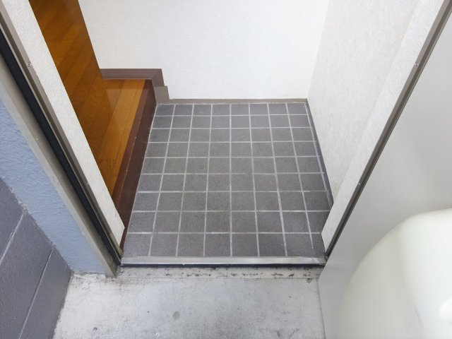 岩上ビルの玄関