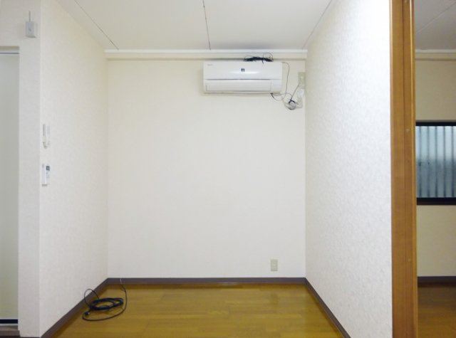 岩上ビルの洋室