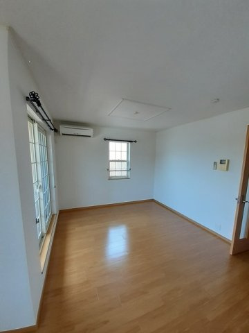 ＥｘｃｅｌＣｏｕｒｔ東小羽山Ｂの居間・リビング