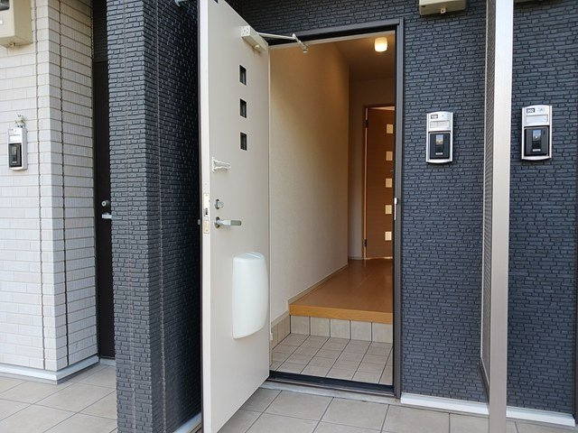 ラフレシールＡの玄関