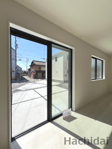 碧南市志貴町三丁目　新築戸建＜1号棟＞の内装|掃き出し窓の開放感と暖かい日差しが心地よいリビング窓です。