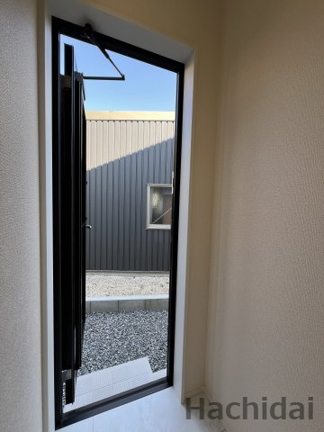 碧南市志貴町三丁目　新築戸建＜1号棟＞の内装|洗面所から外へ出られる勝手口です。お洗濯物干しに便利です♪