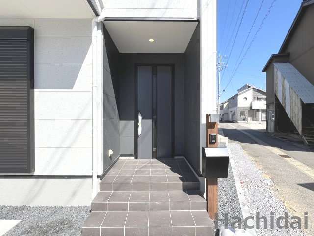 碧南市志貴町三丁目　新築戸建＜1号棟＞のエントランス