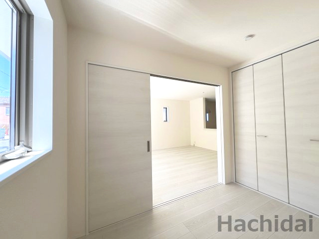 碧南市志貴町三丁目　新築戸建＜2号棟＞の洋室|1階3.88帖洋室　LDKと一体利用可能な隣室を設置した開放感のある間取りです。