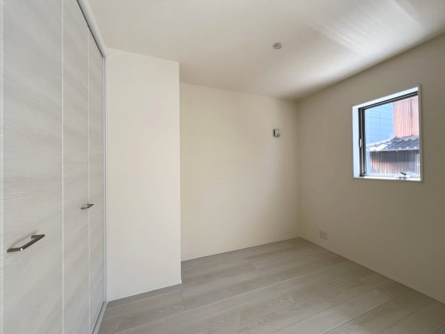 碧南市志貴町三丁目　新築戸建＜2号棟＞の洋室|1階3.88帖洋室　LDKと一体利用可能な隣室を設置した開放感のある間取りです。