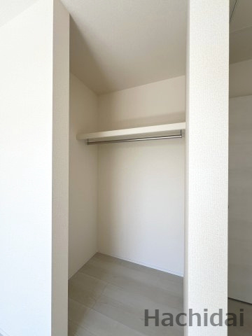 碧南市志貴町三丁目　新築戸建＜2号棟＞の収納|南側6.63帖洋室クローゼット
