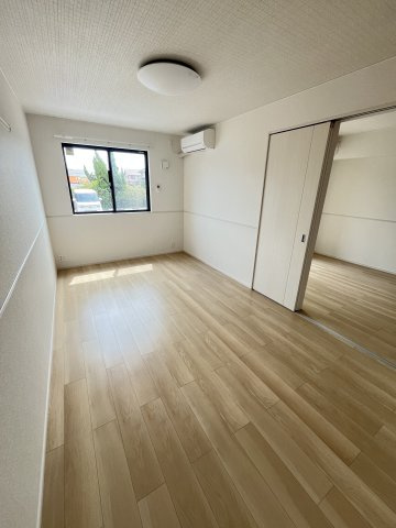 ヒカルサ境港渡町イーストの洋室