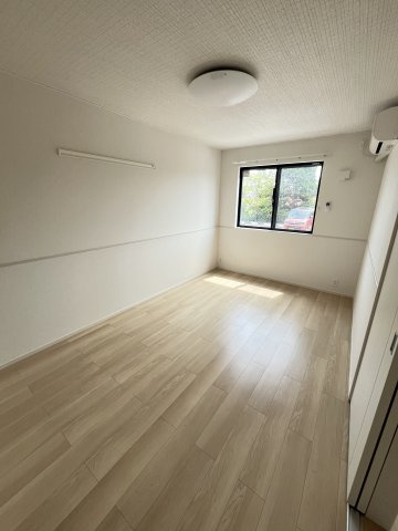ヒカルサ境港渡町イーストの洋室