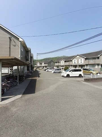 メゾンフルールＢの駐車場