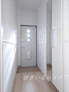 安芸高田市吉田町吉田のアパートの玄関|ミラー付き大型シューズボックス