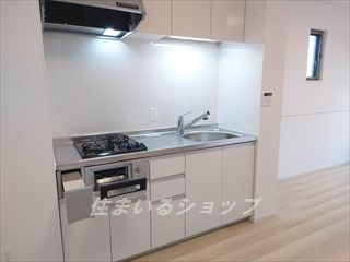 安芸高田市吉田町吉田のアパートのキッチン|２口ガスコンロ・グリル付きシステムキッチン