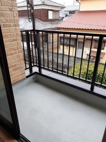 イーストレジデンスのバルコニー|開放的で明るい空間を演出してくれるバルコニーです
