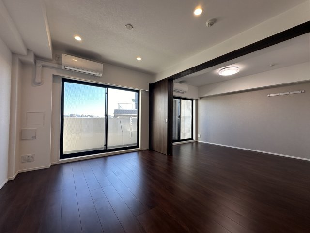 プラシア蒲田 ＴＨＥ ＧＲＡＮＤ ＲＥＳＩＤＥＮＣＥの居間・リビング|こちらのリビングで趣味の時間をお楽しみください