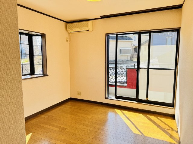 八王子市　石川町　中古戸建ての洋室|～2階バルコニーに面している5.0帖の洋室です～