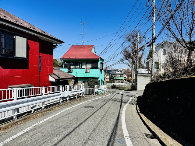 八王子市　石川町　中古戸建ての前面道路含む現地写真|～北東側5ｍ道路に面しています～