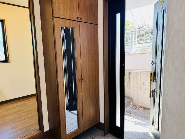 八王子市　石川町　中古戸建ての玄関|～姿見付きのシューズボックス～