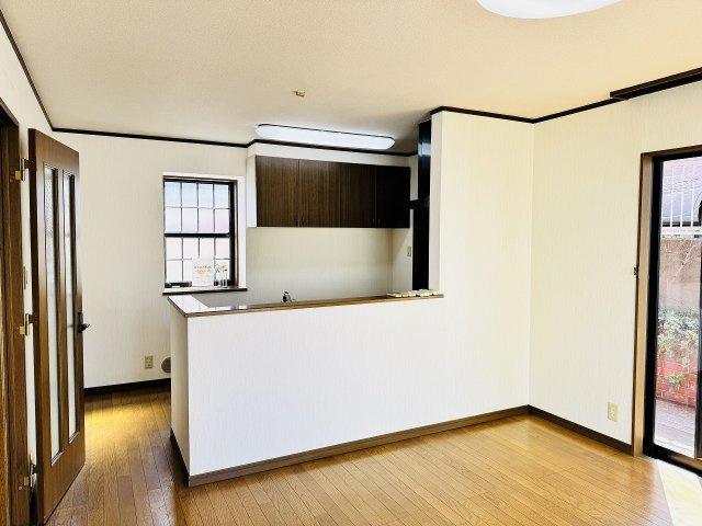 八王子市　石川町　中古戸建ての居間・リビング|～10.5帖の明るいLDKで、家族団欒の時間をお過ごしいただけます～