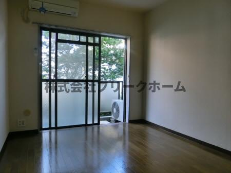 武蔵野市中町３丁目の賃貸マンションの居間・リビング