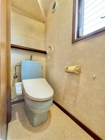 草津市新浜町　中古戸建てのトイレ|温水洗浄便座付きトイレ。