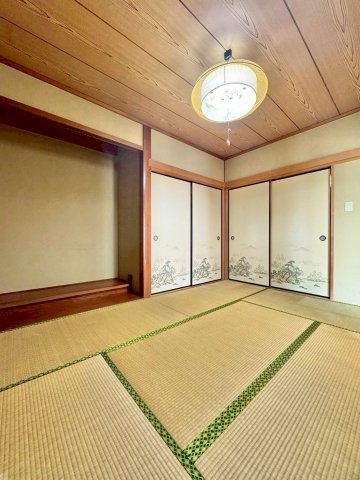 草津市新浜町　中古戸建ての和室|家族の気配を感じられる1Fリビング横の和室は、暮らしの中で自然と活躍します。