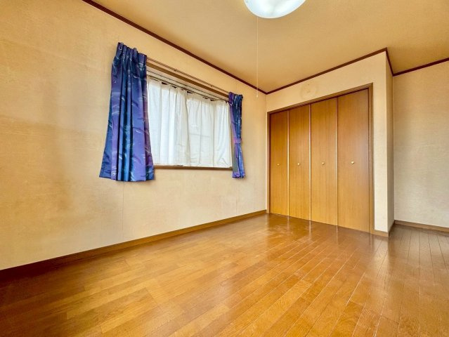 草津市新浜町　中古戸建ての洋室|2F 6.5帖洋室。クローゼット完備でお部屋もすっきりと片付きます。