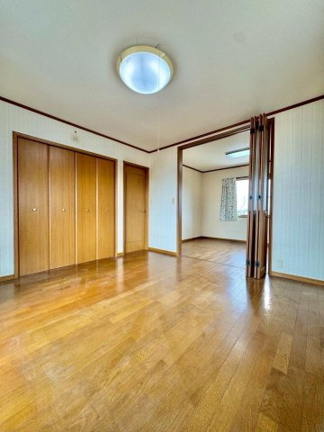 草津市新浜町　中古戸建ての洋室|2F 8帖洋室。お荷物の多い方も安心の大型WIC完備。