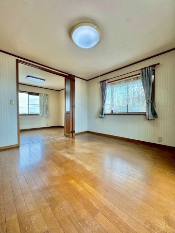 草津市新浜町　中古戸建ての洋室|2F 8帖洋室。2面採光で明るい室内です。